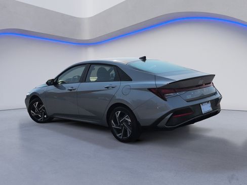 Used 2025 Hyundai Elantra Sport FWD image 9