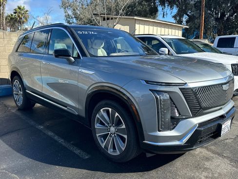 Used 2026 Cadillac Vistiq Luxury image 2