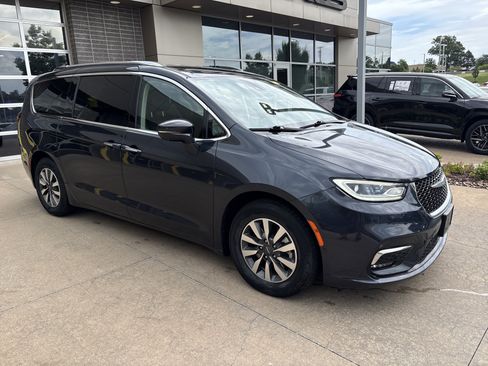 Used 2021 Chrysler Pacifica Touring-L FWD image 2