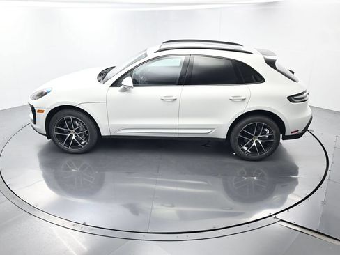Certified 2023 Porsche Macan AWD/4WD image 30