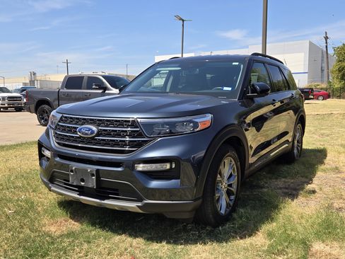 Used 2023 Ford Explorer XLT w/ Equipment Group 202A RWD image 3