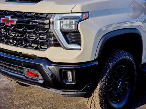 Used 2026 Chevrolet Silverado 2500 ZR2 w/ LPO, Dark Essentials Package image 9