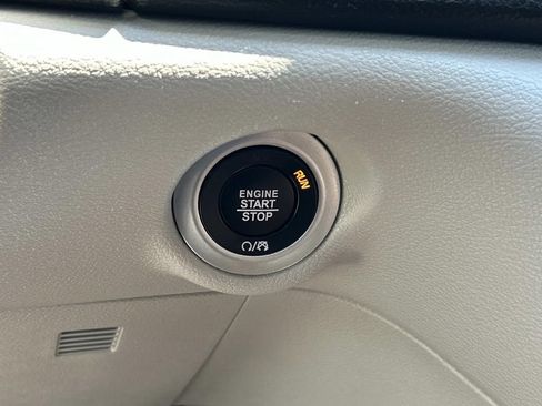 Used 2023 Chrysler Pacifica Touring-L FWD image 39