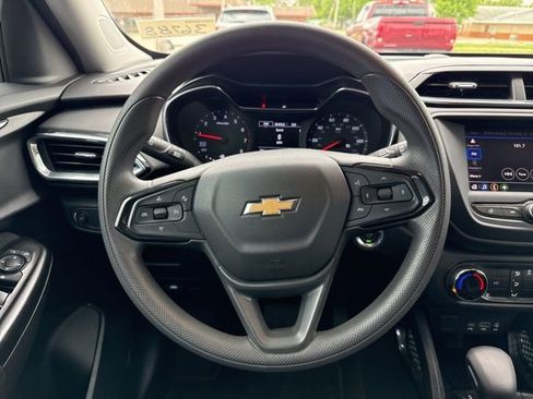 Used 2023 Chevrolet TrailBlazer LT FWD image 3