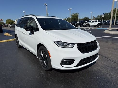 New 2026 Chrysler Pacifica Limited w/ S Appearance Package image 3