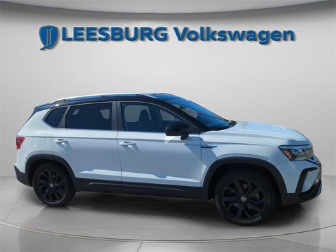 Certified 2023 Volkswagen Taos SE w/ Panoramic Sunroof Package image 15
