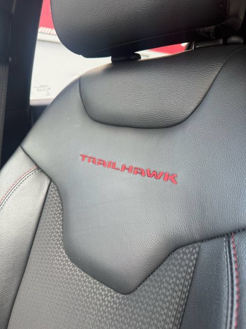 Used 2025 Jeep Compass Trailhawk AWD/4WD image 48