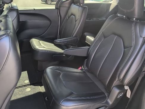 Used 2025 Chrysler Pacifica Select image 17