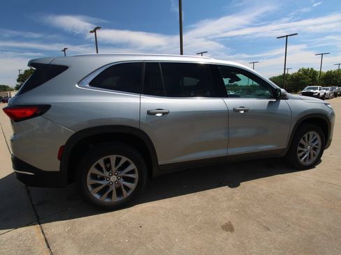 Used 2025 Buick Enclave Preferred AWD/4WD image 5