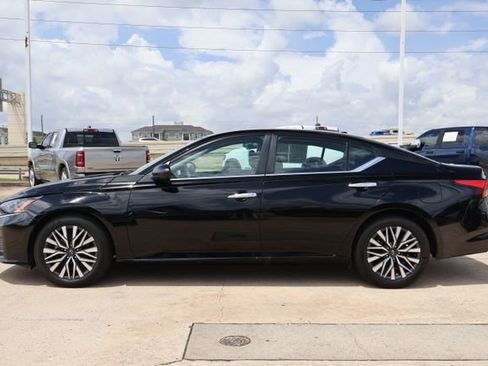 Used 2025 Nissan Altima 2.5 SV FWD image 4