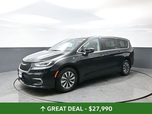 Used 2024 Chrysler Pacifica Select image 10