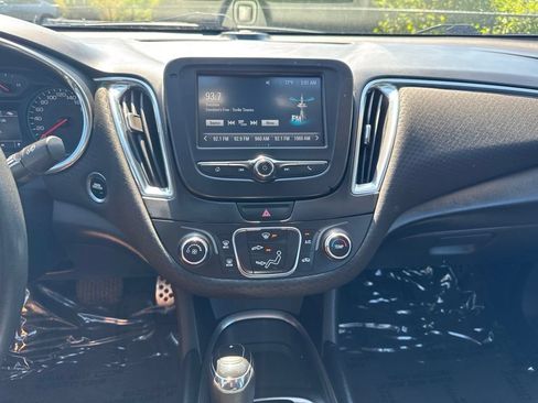 Used 2017 Chevrolet Malibu LT FWD image 17