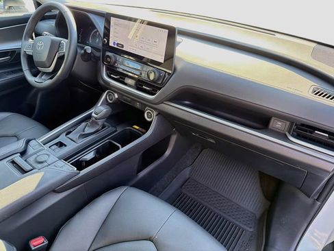 Used 2025 Toyota Grand Highlander AWD image 28