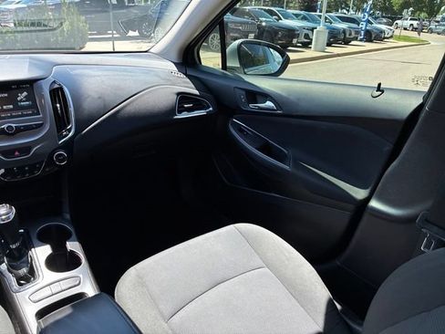 Used 2018 Chevrolet Cruze LT w/ Convenience Package FWD image 17