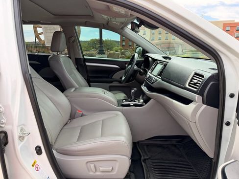 Used 2019 Toyota Highlander XLE AWD/4WD image 13