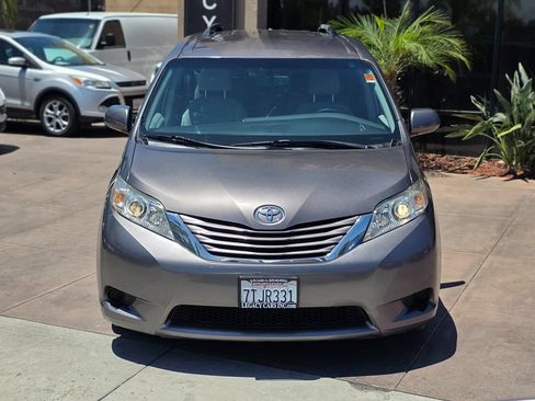 Used 2016 Toyota Sienna LE FWD image 4