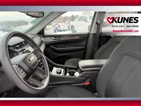 Used 2023 Jeep Grand Cherokee L Laredo image 13