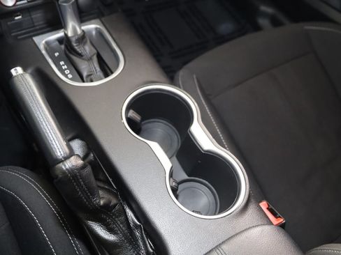 Used 2020 Ford Mustang Convertible RWD image 31