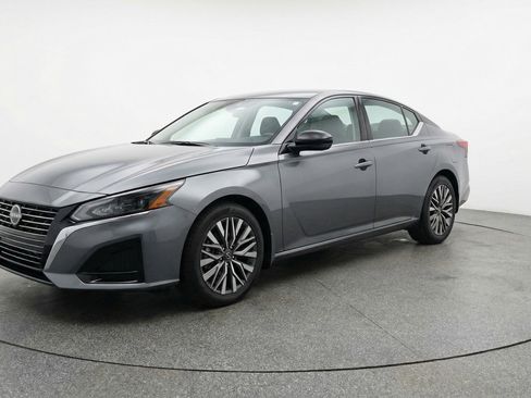 Used 2025 Nissan Altima 2.5 SV FWD image 3