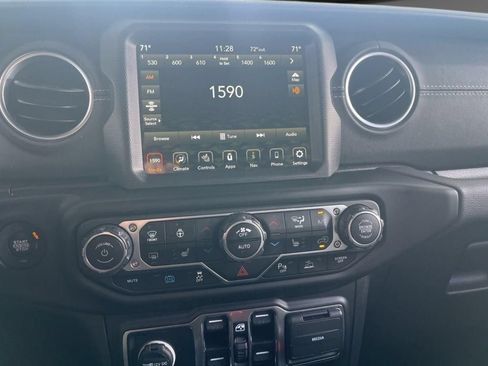 Used 2022 Jeep Wrangler Unlimited Sahara w/ Cold Weather Group AWD/4WD image 25