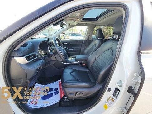 Used 2024 Toyota Highlander XLE image 30