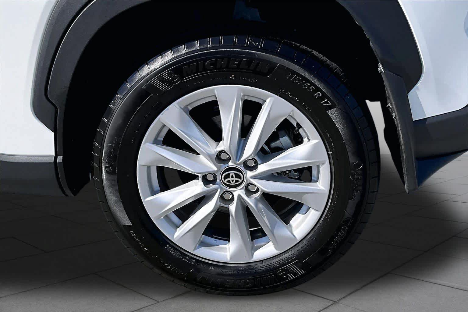 Used 2024 Toyota Corolla Cross LE FWD image 11