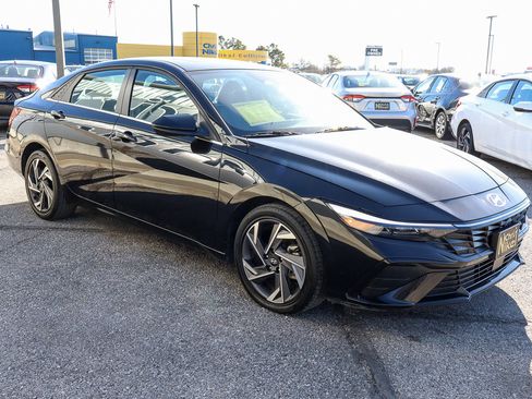 Used 2025 Hyundai Elantra SEL image 3