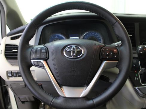 Used 2017 Toyota Sienna XLE w/ XLE Navigation Package AWD/4WD image 8