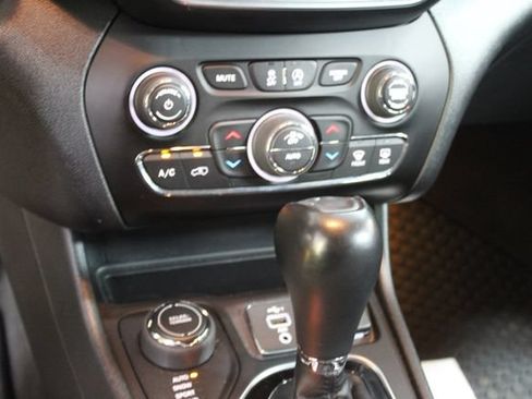Used 2022 Jeep Cherokee Latitude Lux w/ Sun & Sound Group AWD/4WD image 20