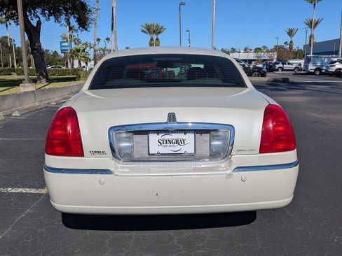 Used 2005 Lincoln Town Car Signature Limited image 5