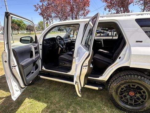 Used 2018 Toyota 4Runner SR5 AWD/4WD image 22