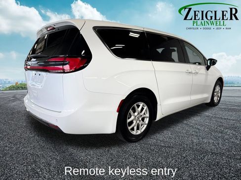 Used 2023 Chrysler Pacifica Touring-L FWD image 6