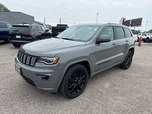 Used 2021 Jeep Grand Cherokee Laredo X AWD/4WD image 3