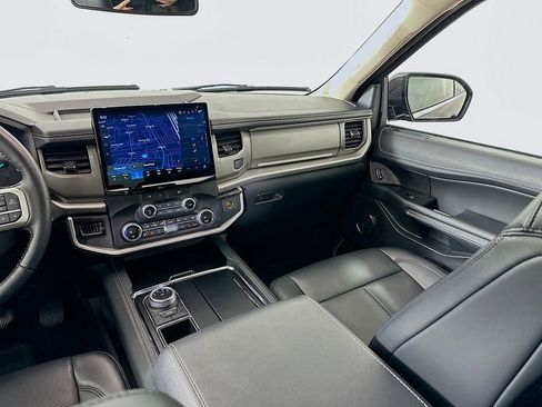 Used 2024 Ford Expedition XLT image 24