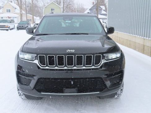 Used 2023 Jeep Grand Cherokee Laredo image 13