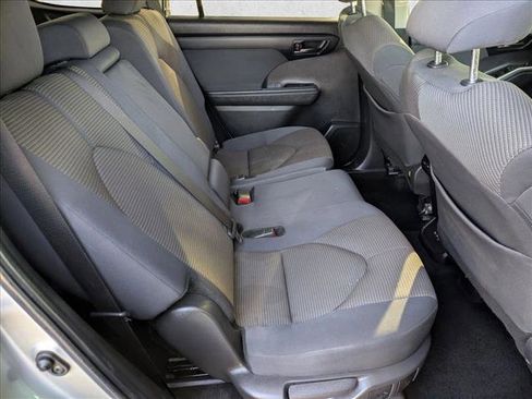 Used 2024 Toyota Highlander LE image 20