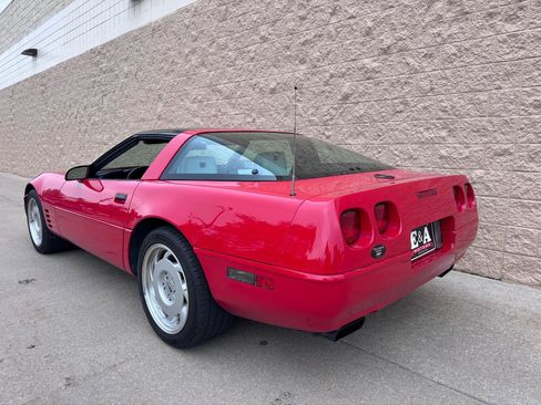 Used 1992 Chevrolet Corvette Coupe RWD image 3