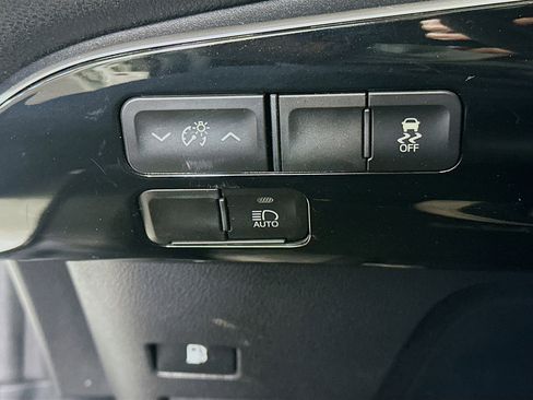 Used 2019 Toyota Prius L Eco w/ Carpet Mat Package image 16