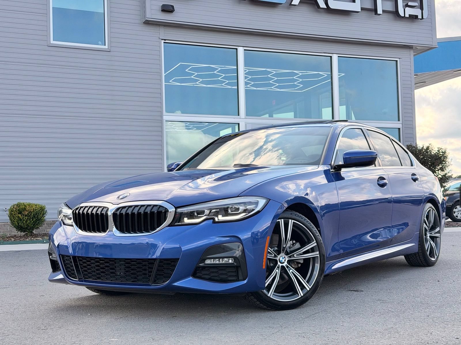Used 2022 BMW 330i Sedan w/ M Sport Package RWD image 4