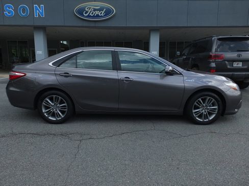 Used 2015 Toyota Camry SE FWD image 2