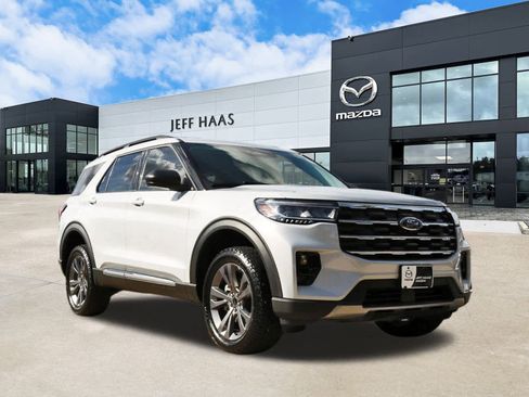 Used 2025 Ford Explorer Active w/ Active Comfort Package image 4