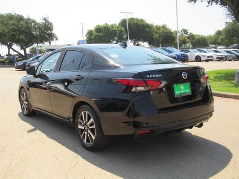 Used 2020 Nissan Versa SV image 9