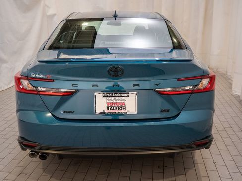 Used 2025 Toyota Camry SE image 4