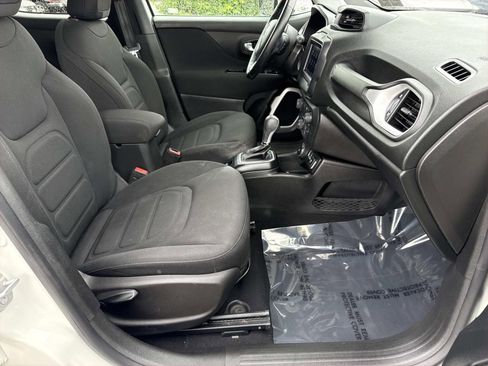 Used 2018 Jeep Renegade Latitude w/ Cold Weather Group AWD/4WD image 25