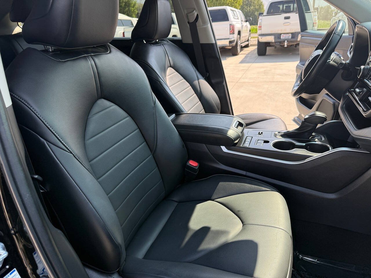 Used 2022 Toyota Highlander XLE AWD/4WD image 26