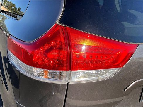 Used 2014 Toyota Sienna LE FWD image 29