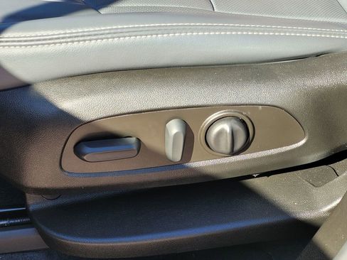 Used 2022 Buick Enclave Essence image 16