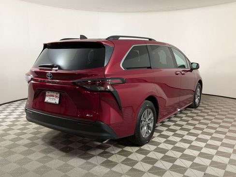 Used 2025 Toyota Sienna XLE FWD image 3