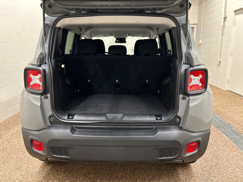Used 2023 Jeep Renegade Latitude AWD/4WD image 13