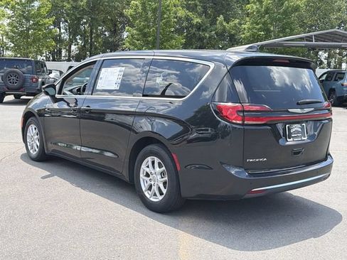 Used 2023 Chrysler Pacifica Touring-L FWD image 11